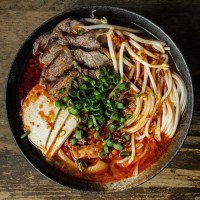 Bun Bo Hue - Pikantní Polévka s Třemi Drůhy masa
